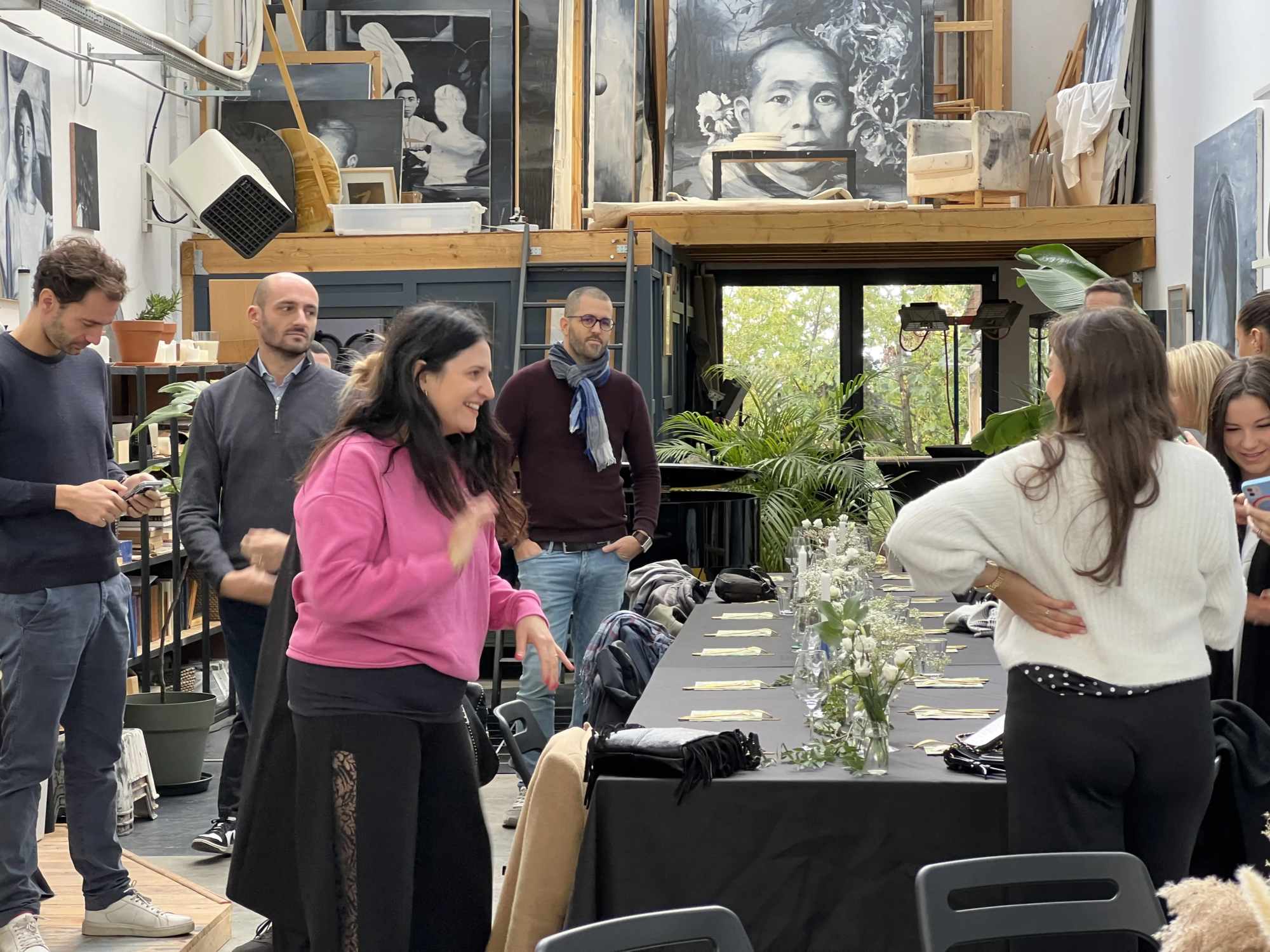 Accueil des participants autour de la table avant un atelier